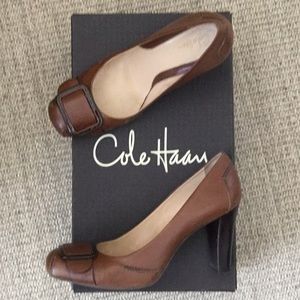 Cole Haan Camel color pump with buckle front. Sz 9